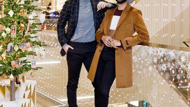 A fun-loving, globetrotting couple hunts for the perfect holiday party look