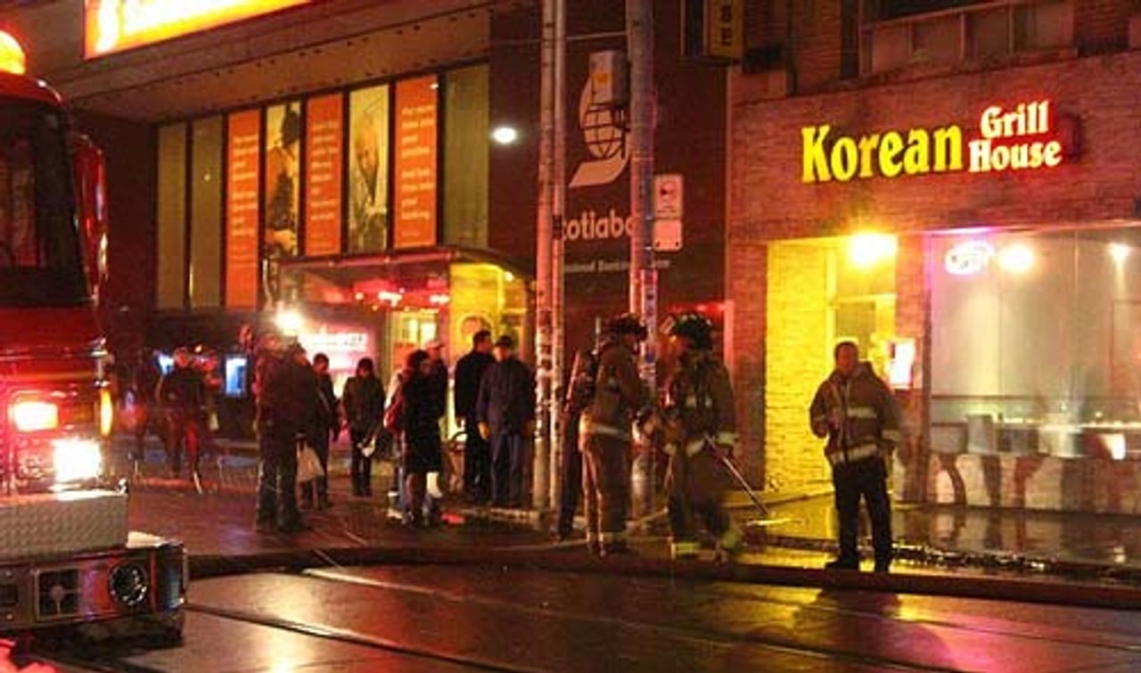 No through traffic: customers flee onto a closed Queen Street as firefighters attend to the fire (Photo by Alfred Ng, Toronto Life Flickr pool)