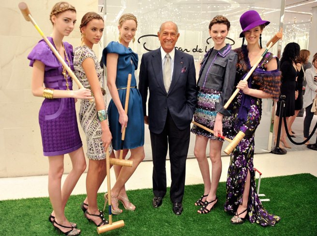 Oscar de la Renta flanked by his models at Holts (Image: George Pimentel)