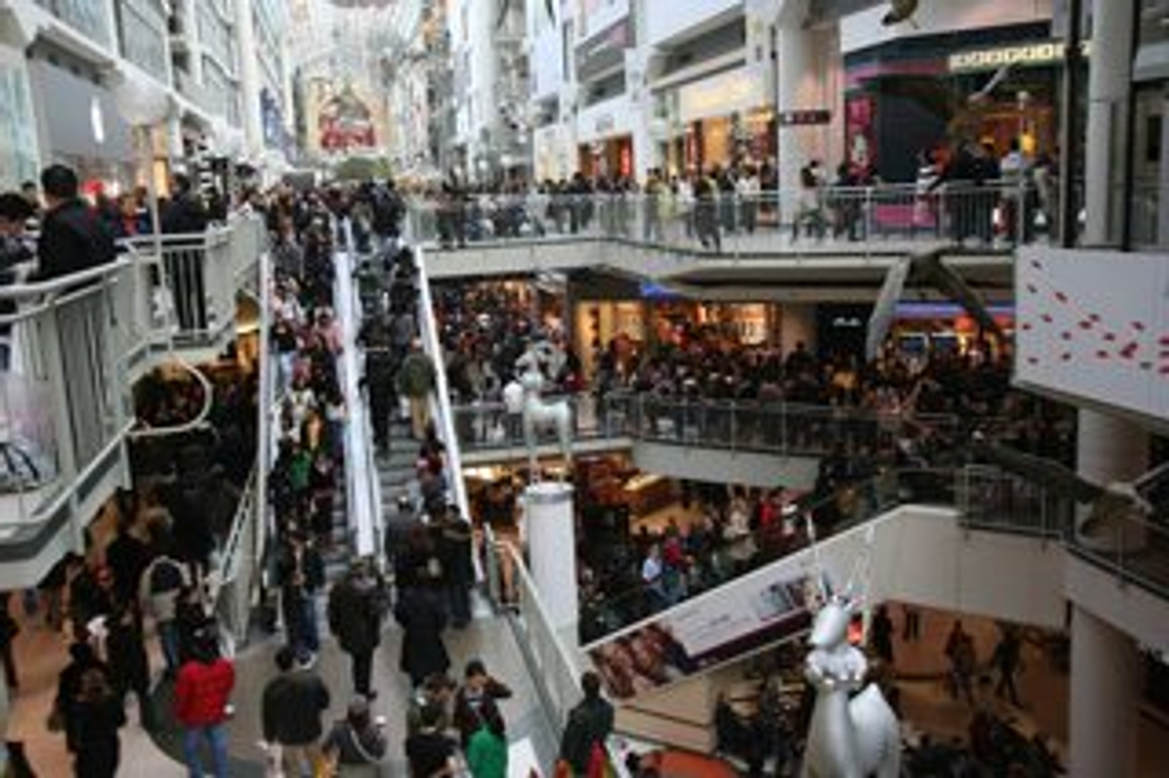 Frantic holiday shopping: a city-given right (Image: 松林Ｌ)