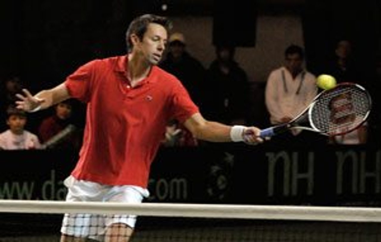 Daniel Nestor plays in the Canada-Ecuador game during the 2009 Davis Cup (Image: ataelw)