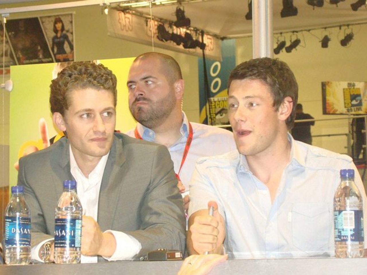 A seemingly unimpressed Matthew Morrison with a wide-eyed Cory Monteith (Image: vagueonthehow)