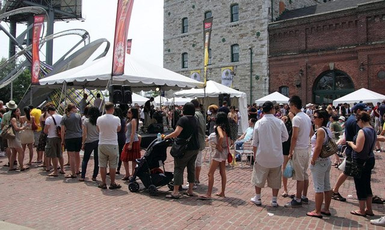 At 3 p.m., the lines continued unabated. (Image: Renée Suen)