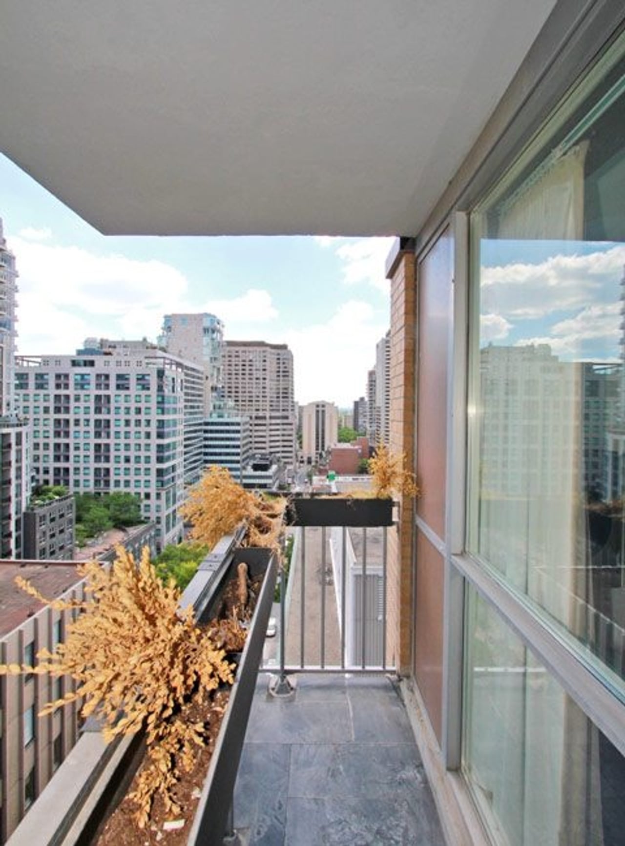 House of the Week: $1 million for a Yorkville sub-penthouse condo that’s styled like a clubland lounge