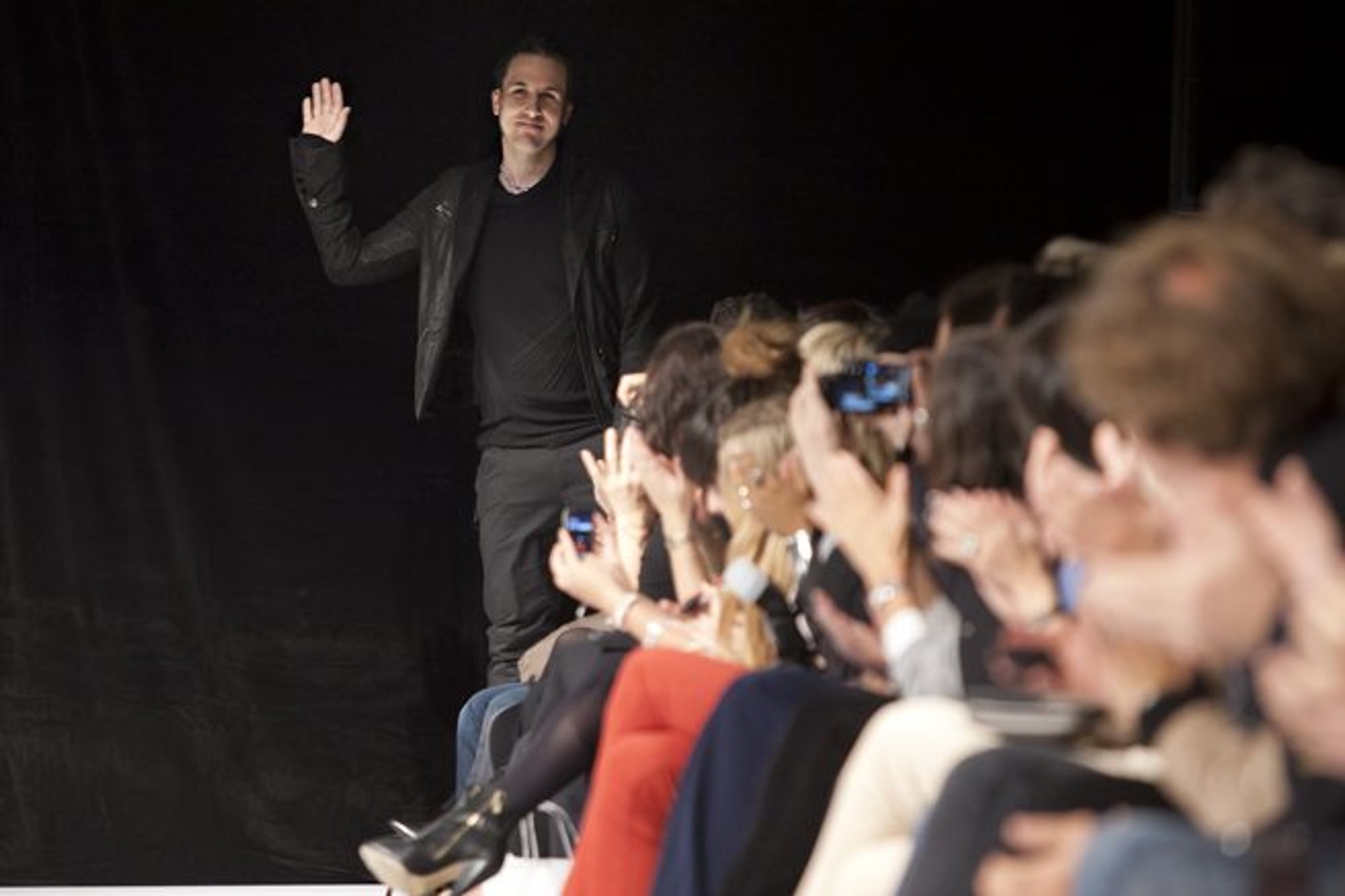 Todd Lynn greets his packed house—the only packed house at “the ShOws” all week (Image: Jenna Marie Wakani)