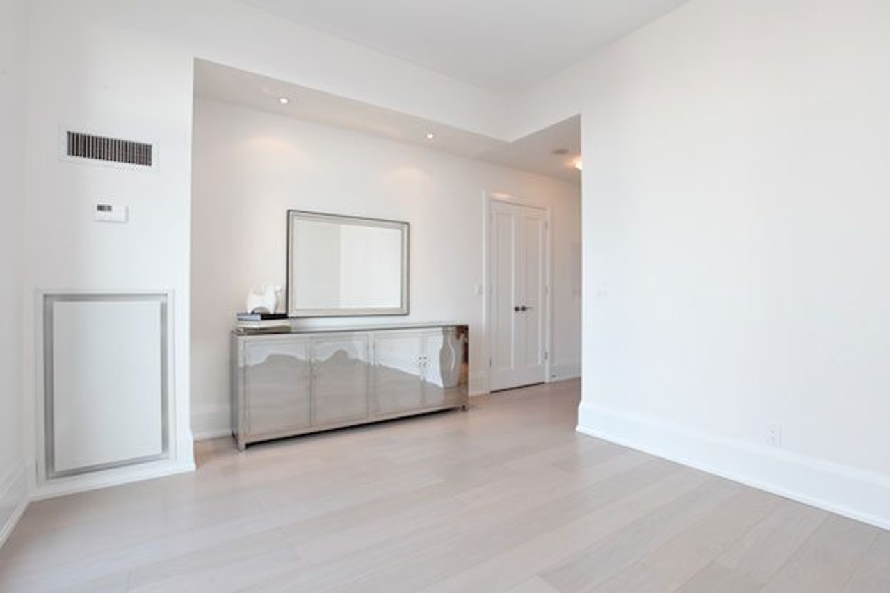 Condomonium: $2.5 million for a prim and trim midtown penthouse