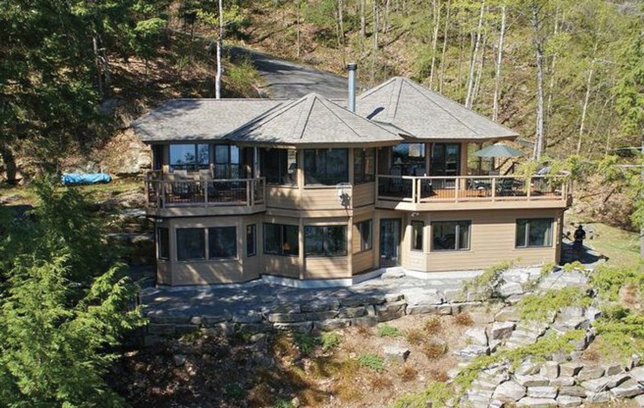 Cottage of the Week: 1983 South Portage Road