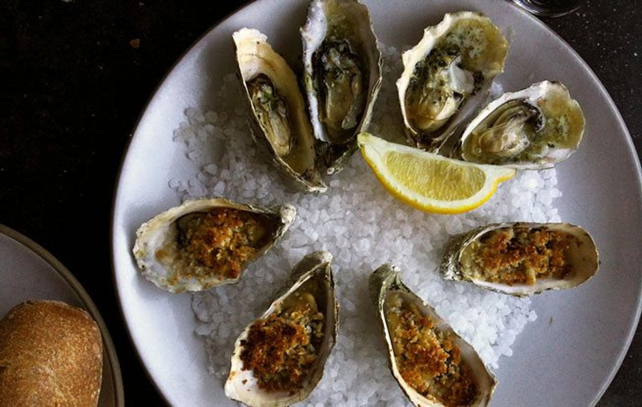 Learn to shuck oysters like a pro (Image: ganesha.isis)