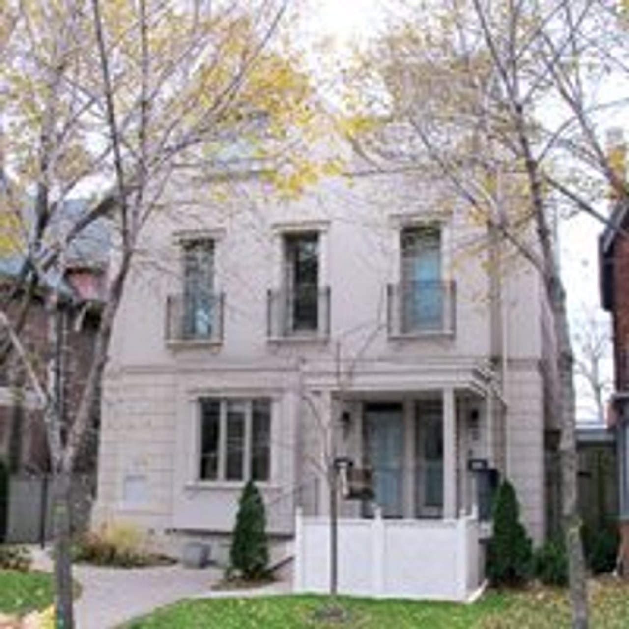 Spadina Avenue (near Harbord). Listed at $899,800, sold for $865,000.