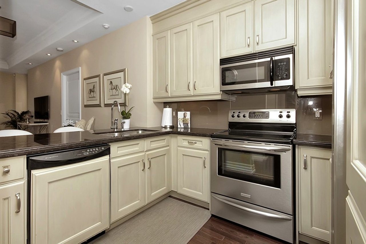 Condo of the Week: $800,000 for a Leaside suite with a spacious garden