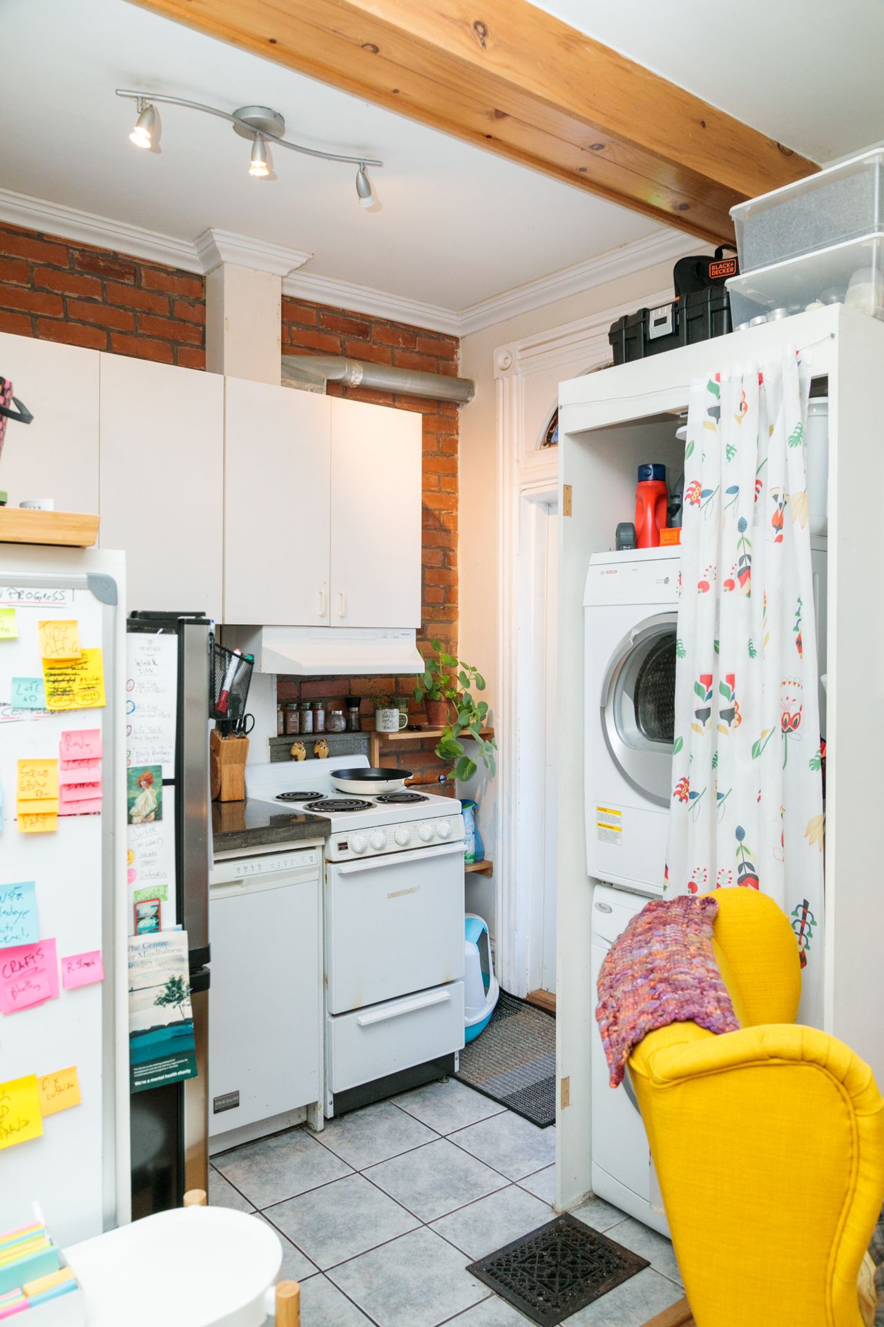 How a photographer and tarot card reader lives in 350 square feet