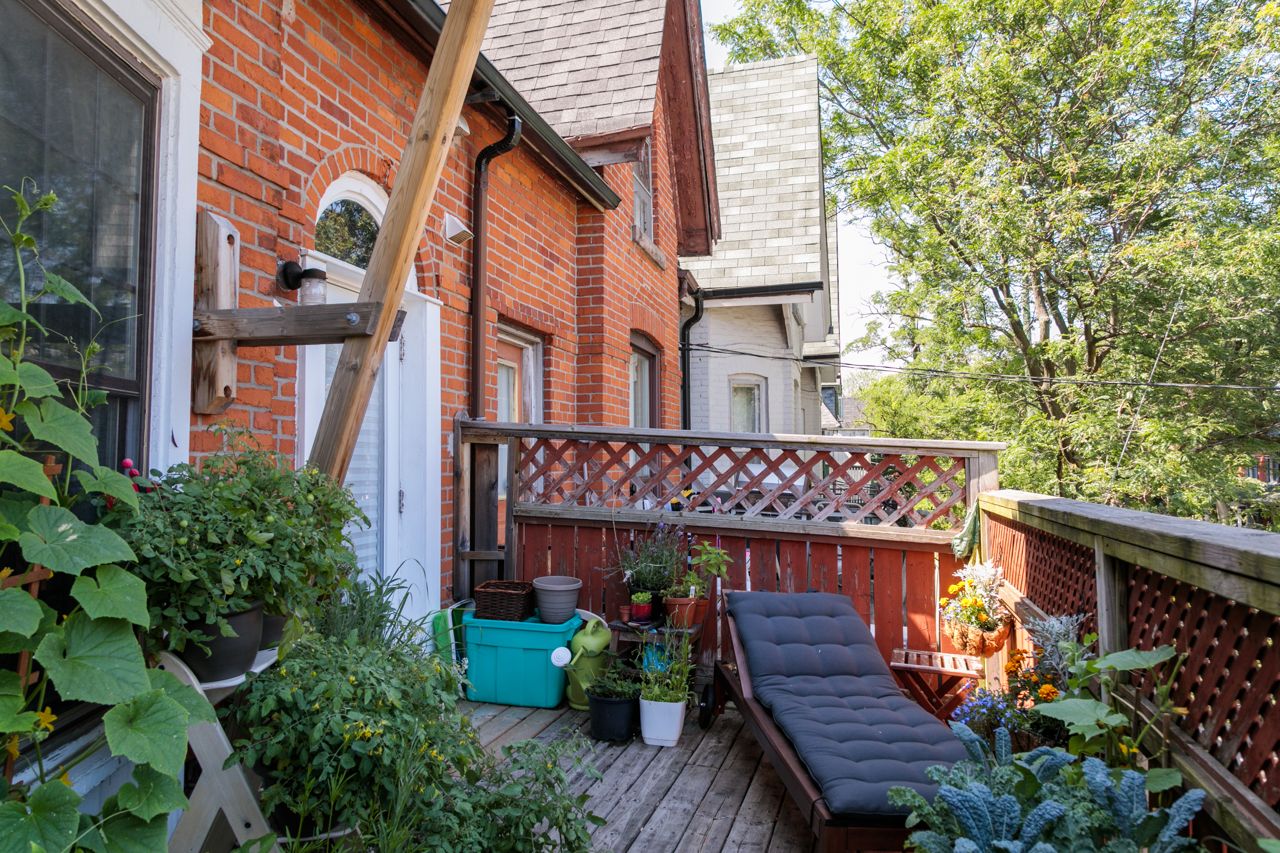 How a photographer and tarot card reader lives in 350 square feet