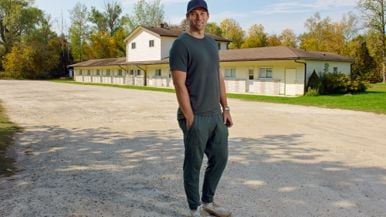 This guy owns the Rosebud Motel from Schitt's Creek and helped Jamal Murray get to the NBA