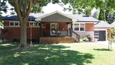 A Toronto couple wanted more space during lockdown. They bought this Grimsby bungalow for $690,000