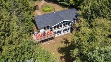 A Toronto couple wanted to ditch the city. They found this $570,000 cottage in Haliburton
