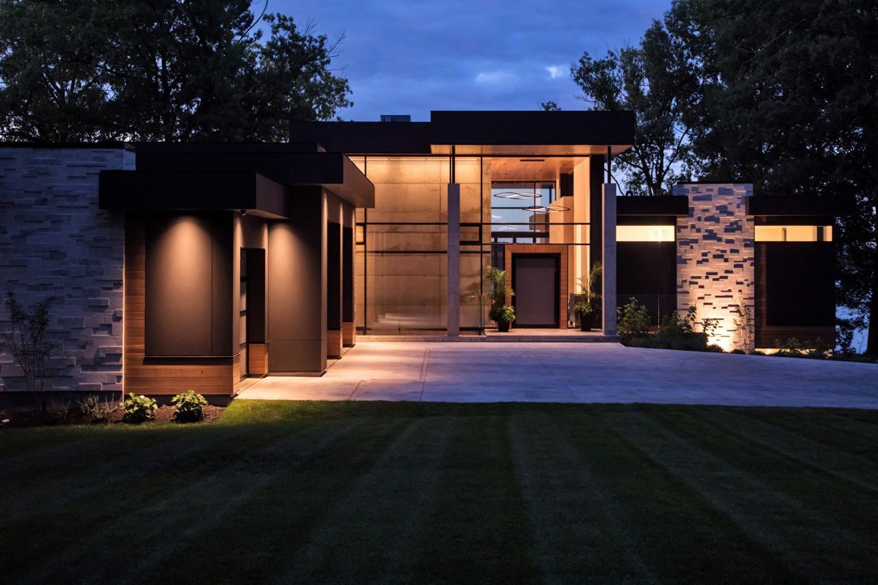 This Oro-Medonte mansion overlooks Lake Simcoe.