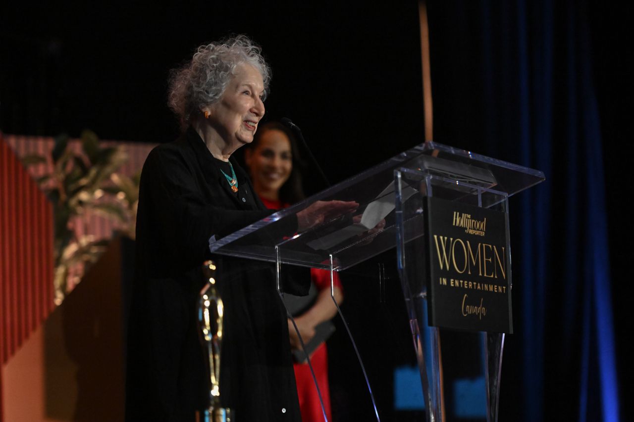 Margaret Atwood giving a speech at the Hollywood Reporter Women in Entertainment Canada gala