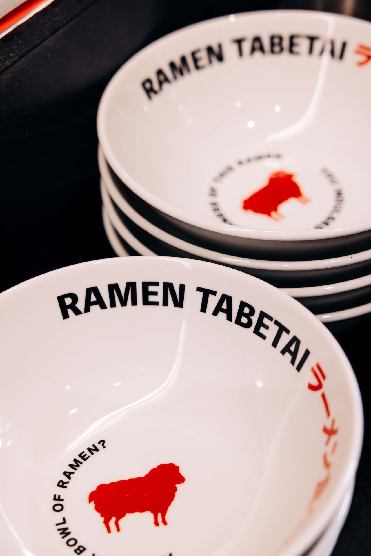 Bowls branded with Ramen Tabetai's name and logo