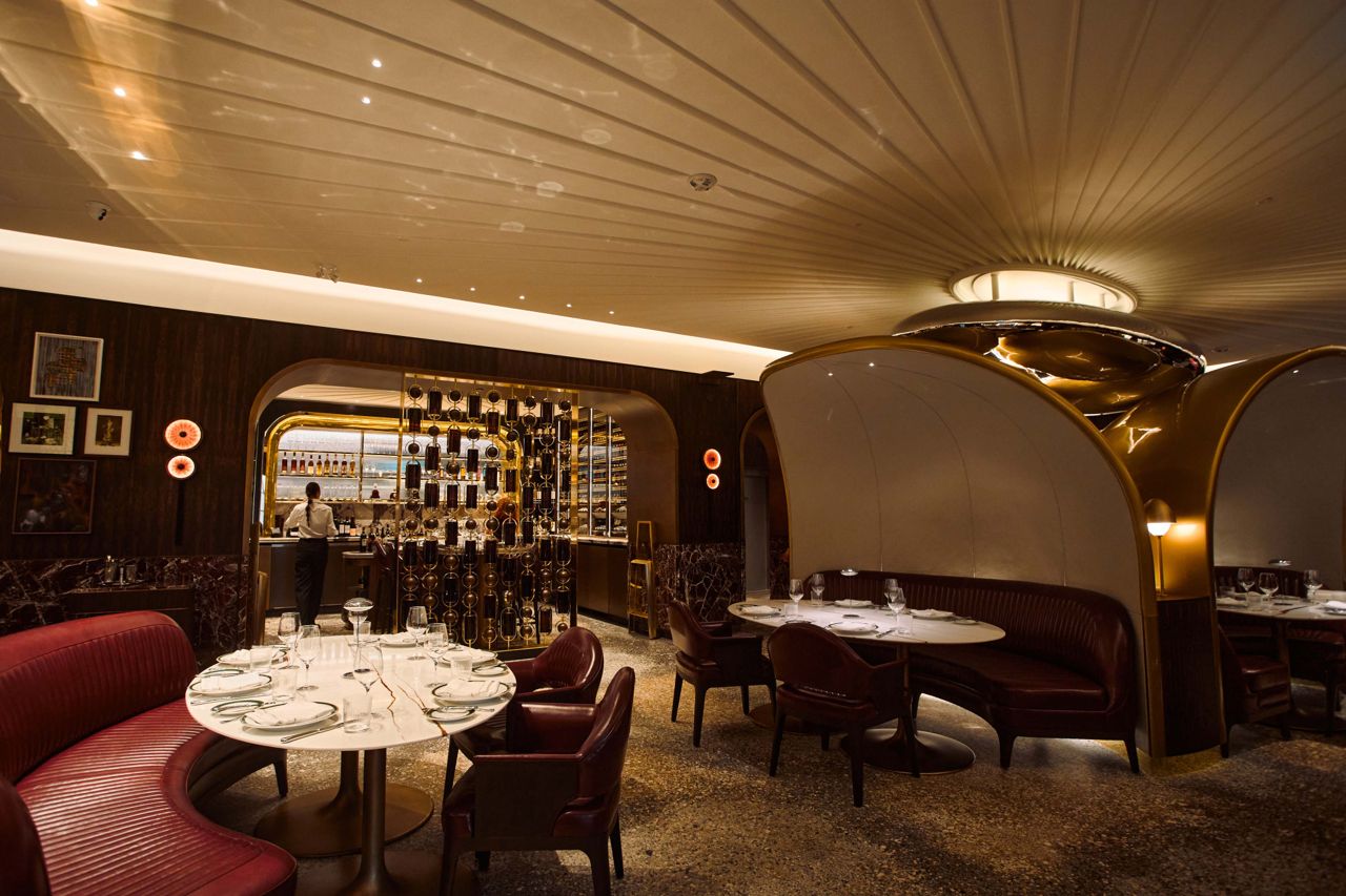 The dining room and bar at Bisteccheria Sammarco