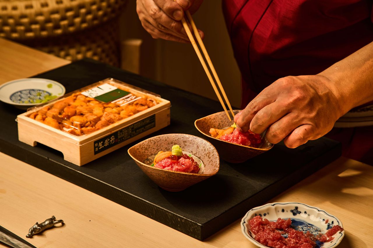 A sushi chef makes chirashi