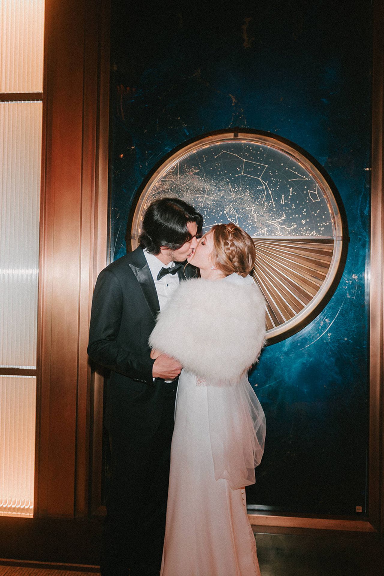 Caroline and Mauricio kissing