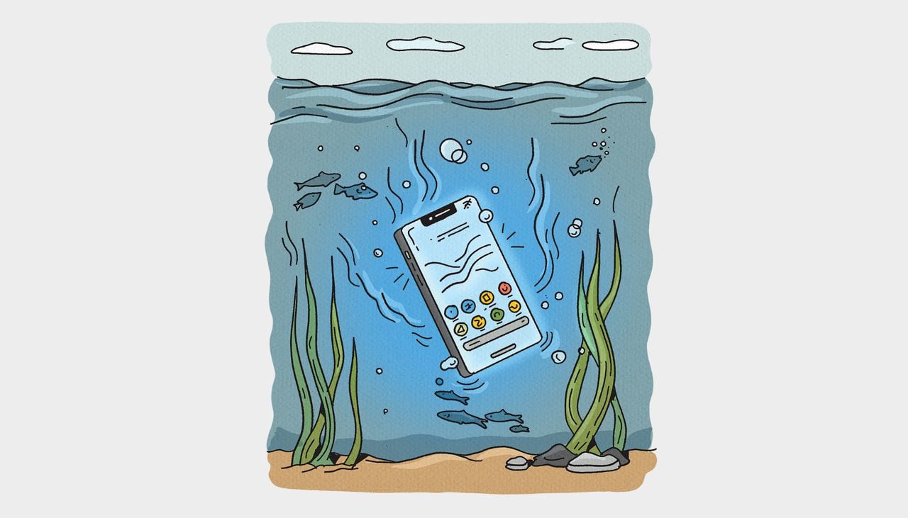 “After dropping my smartphone in a lake, I switched to a flip phone and never looked back”