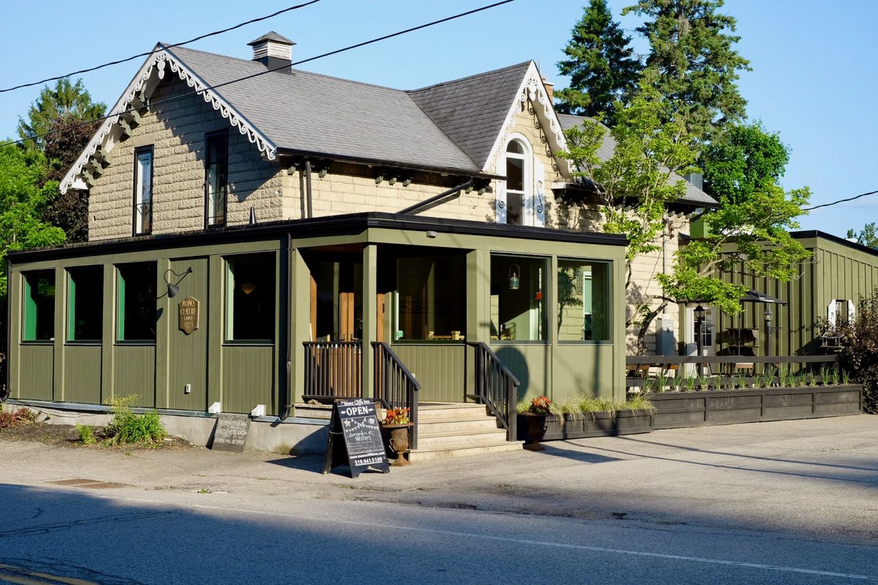 The exterior of Peter Cellars Pub in Dufferin County, Ontario