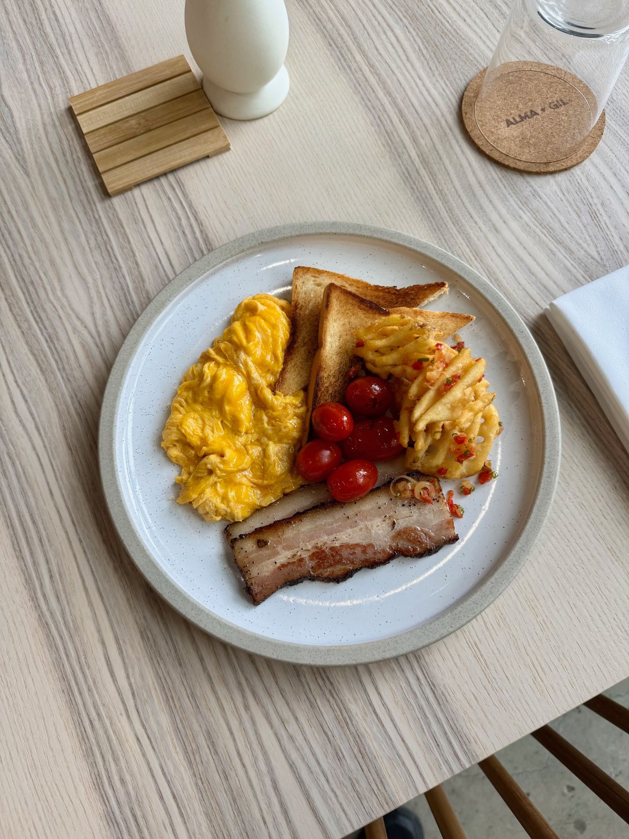 A plate of breakfast at Alma y Gil