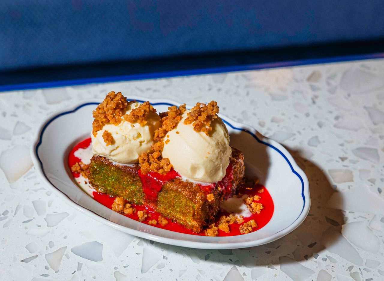 A three-layer, cake-like version of che ba mau, a traditional Vietnamese parfait