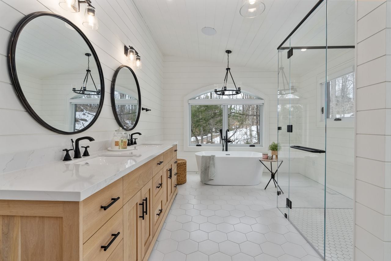 toronto-life-real-estate-cottage-lake-muskoka-bala-east-bay-13 $15.2 million for a Bala compound steps from a dark-sky preserve