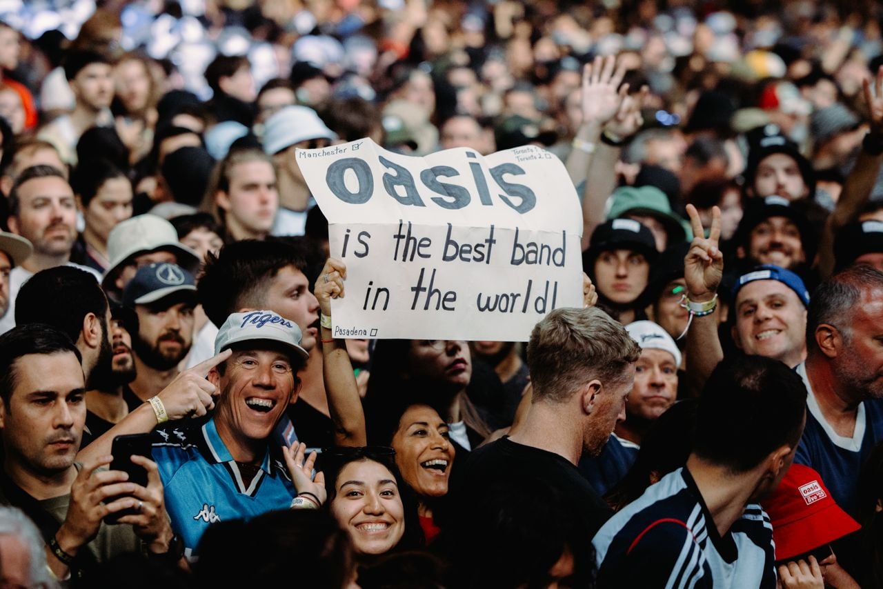 Oasis at Rogers Stadium, reviewed: "Wonderwall," bucket hats and light jabs from the Gallagher brothers