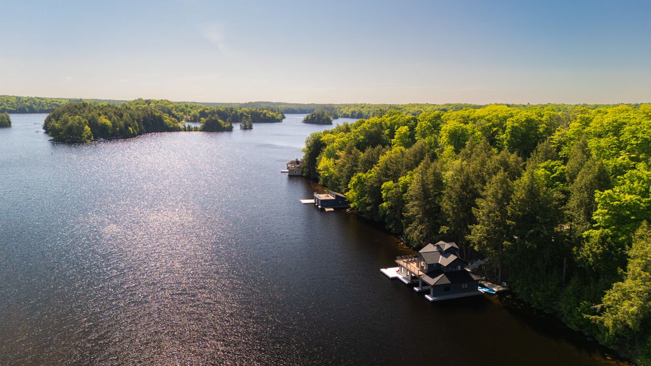 toronto-life-real-estate-cottage-lake-muskoka-bala-east-bay-26 $15.2 million for a Bala compound steps from a dark-sky preserve