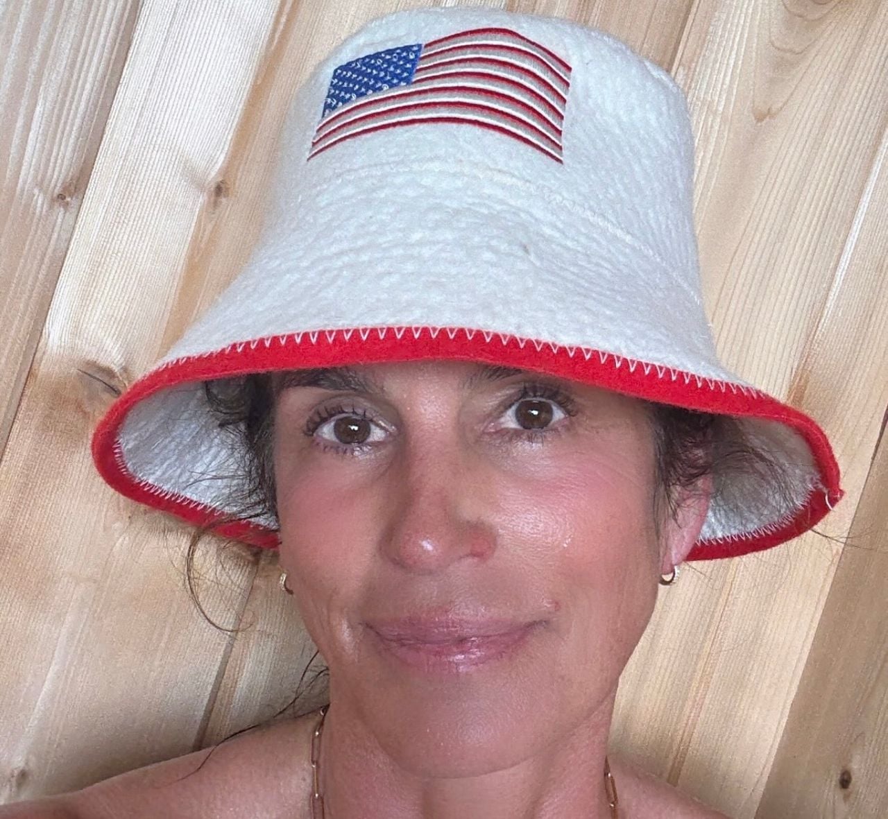 Is Cindy Crawford trolling Canadians from her Muskoka cottage?