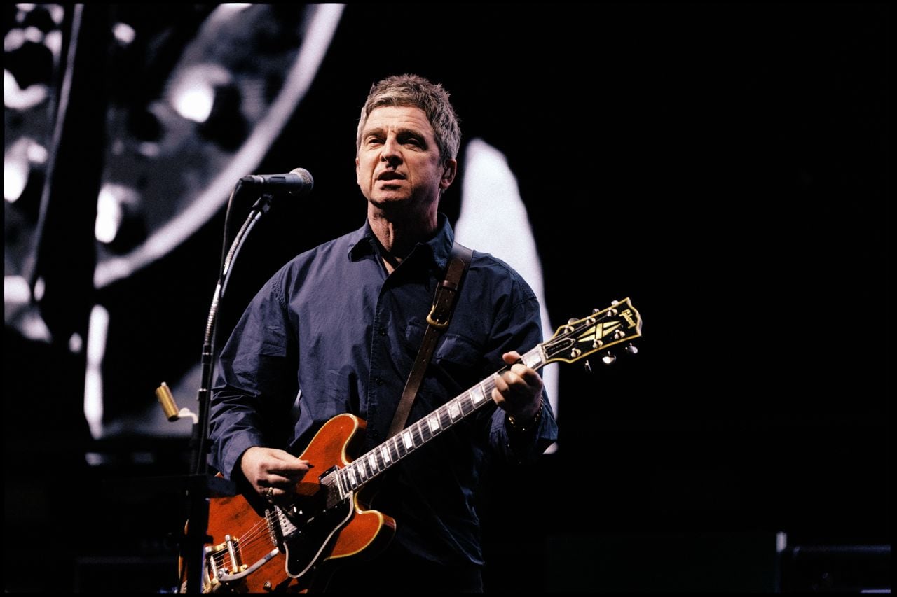 Oasis at Rogers Stadium, reviewed: "Wonderwall," bucket hats and light jabs from the Gallagher brothers