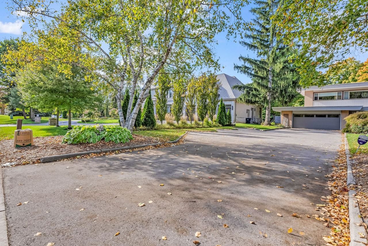 toronto-life-real-estate-parkwoods-oconnor-hills-uptown-don-valley-ravine-home-3 $3.3 million for a modernist marvel uptown with poolside change rooms and a wine cellar that glows