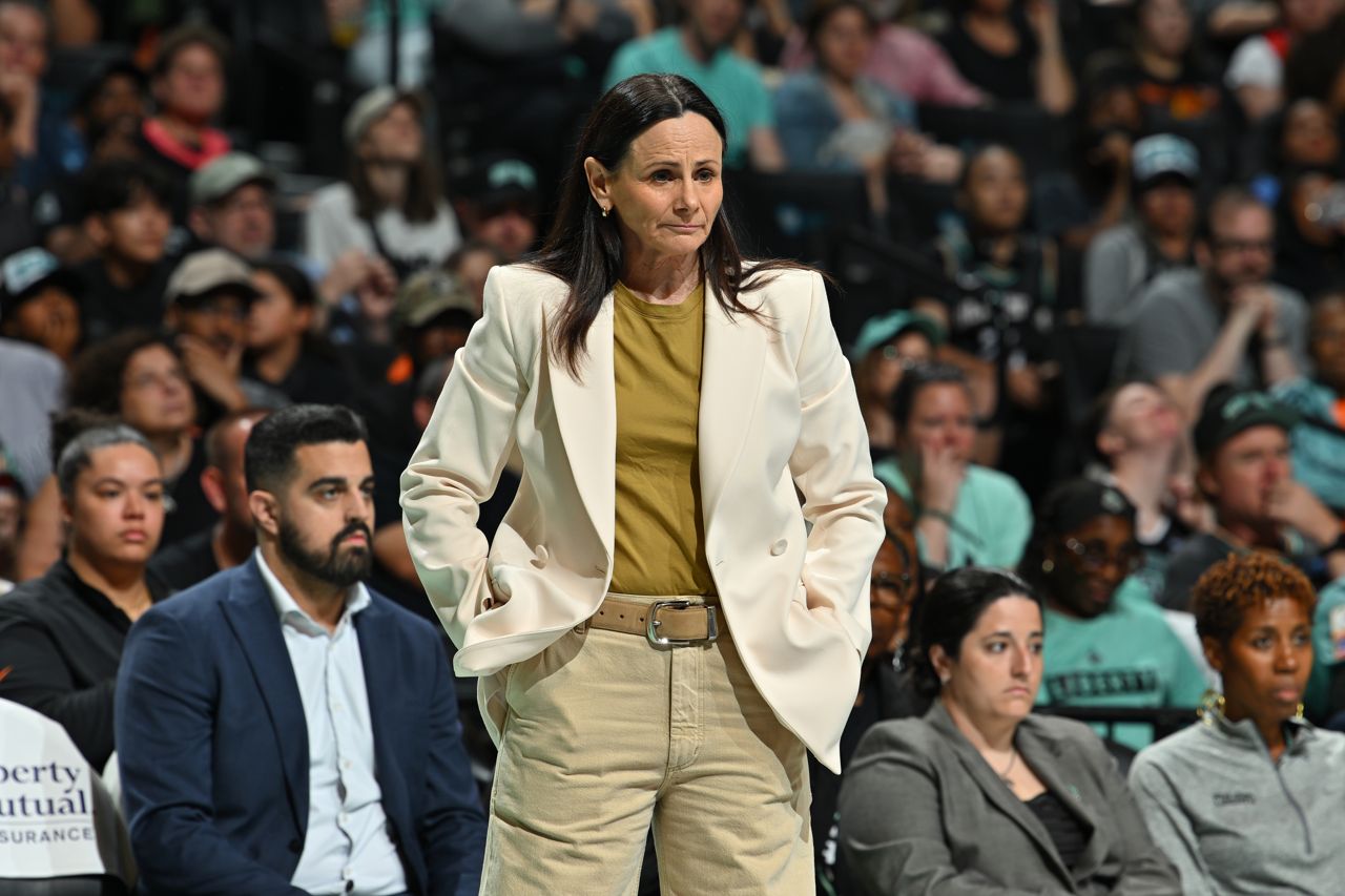 Is this the new coach of the Toronto Tempo?