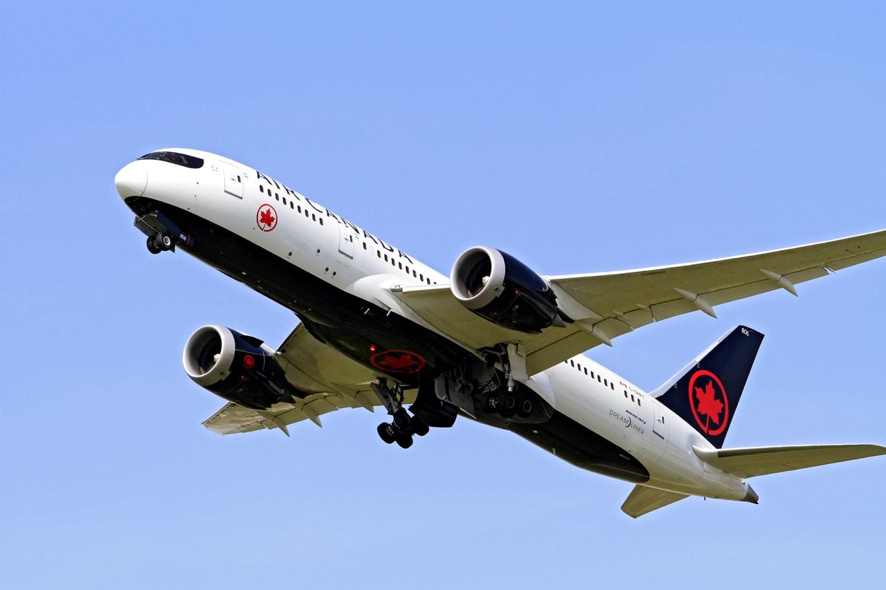Air Canada is trying to make amends—with more free booze