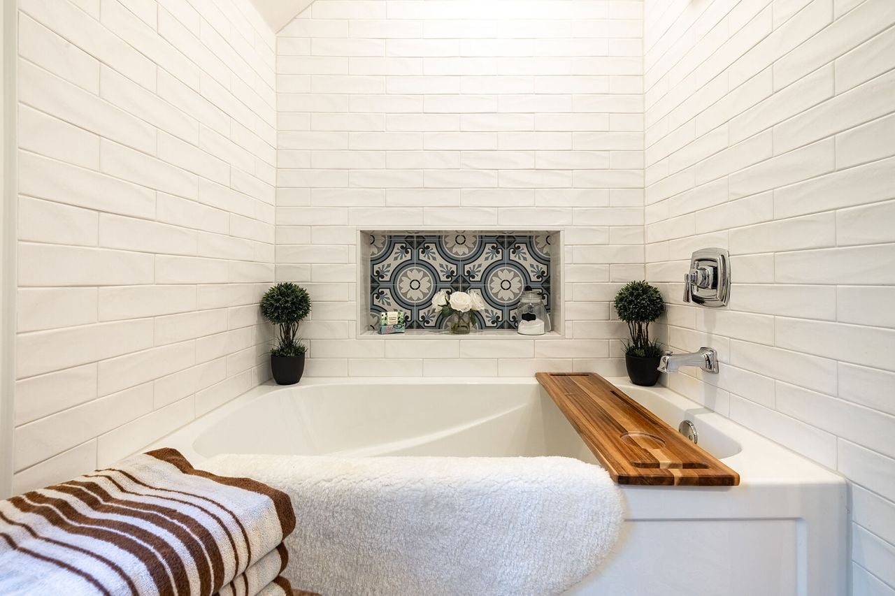 toronto-life-real-estate-surreal-king-city-200-year-oldlog-cabin-13 Surreal Estate: $2.9 million for a log cabin hidden in the forested hills of King Township
