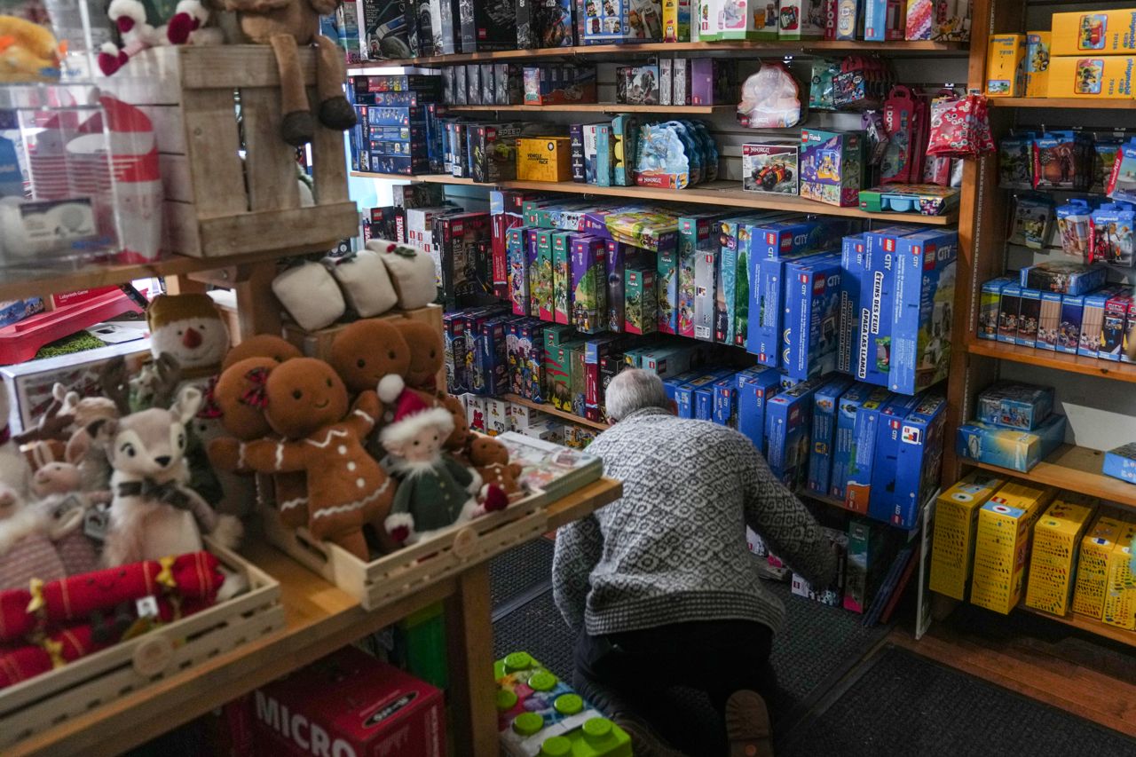 Most Canadians shopping Black Friday sales plan to ignore American businesses