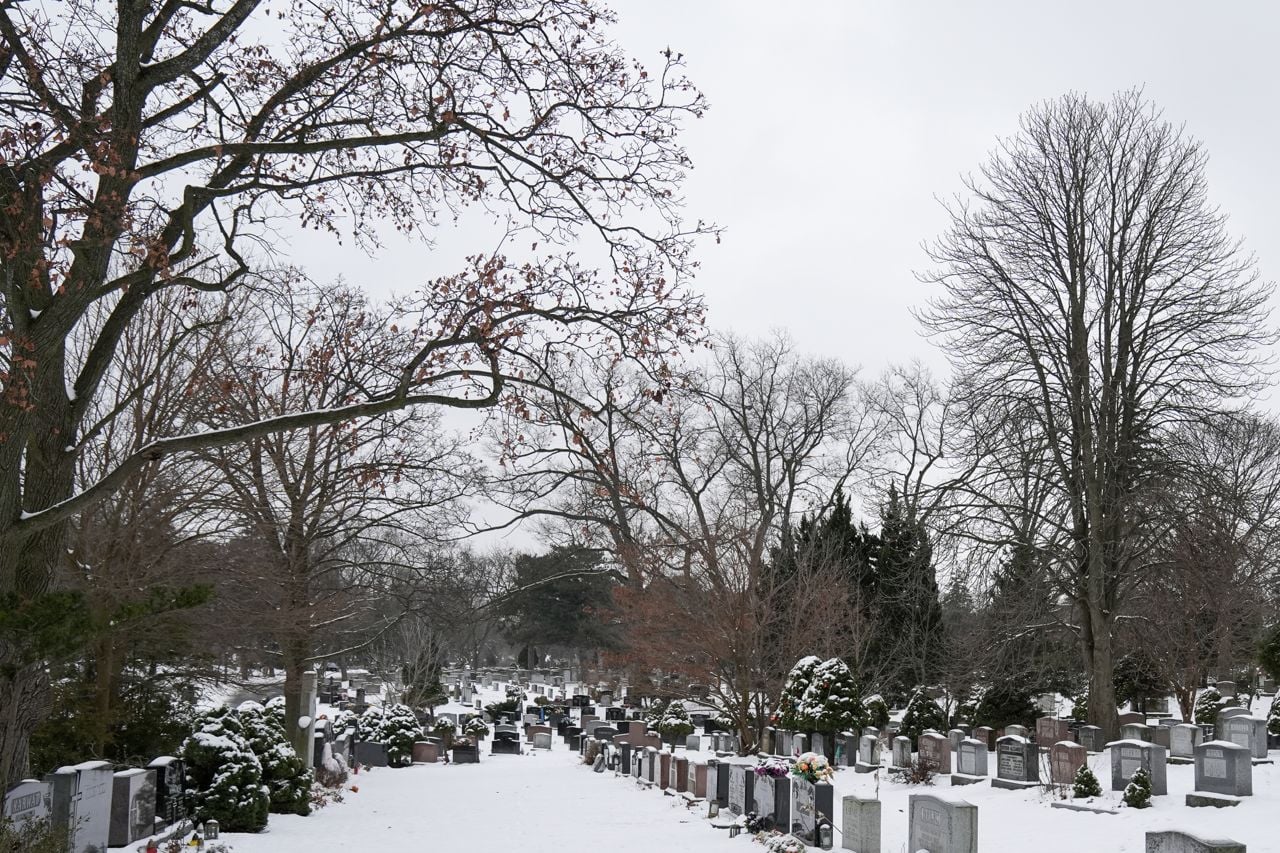 Two thieves pretended to be grieving relatives so they could access GTA mausoleums
