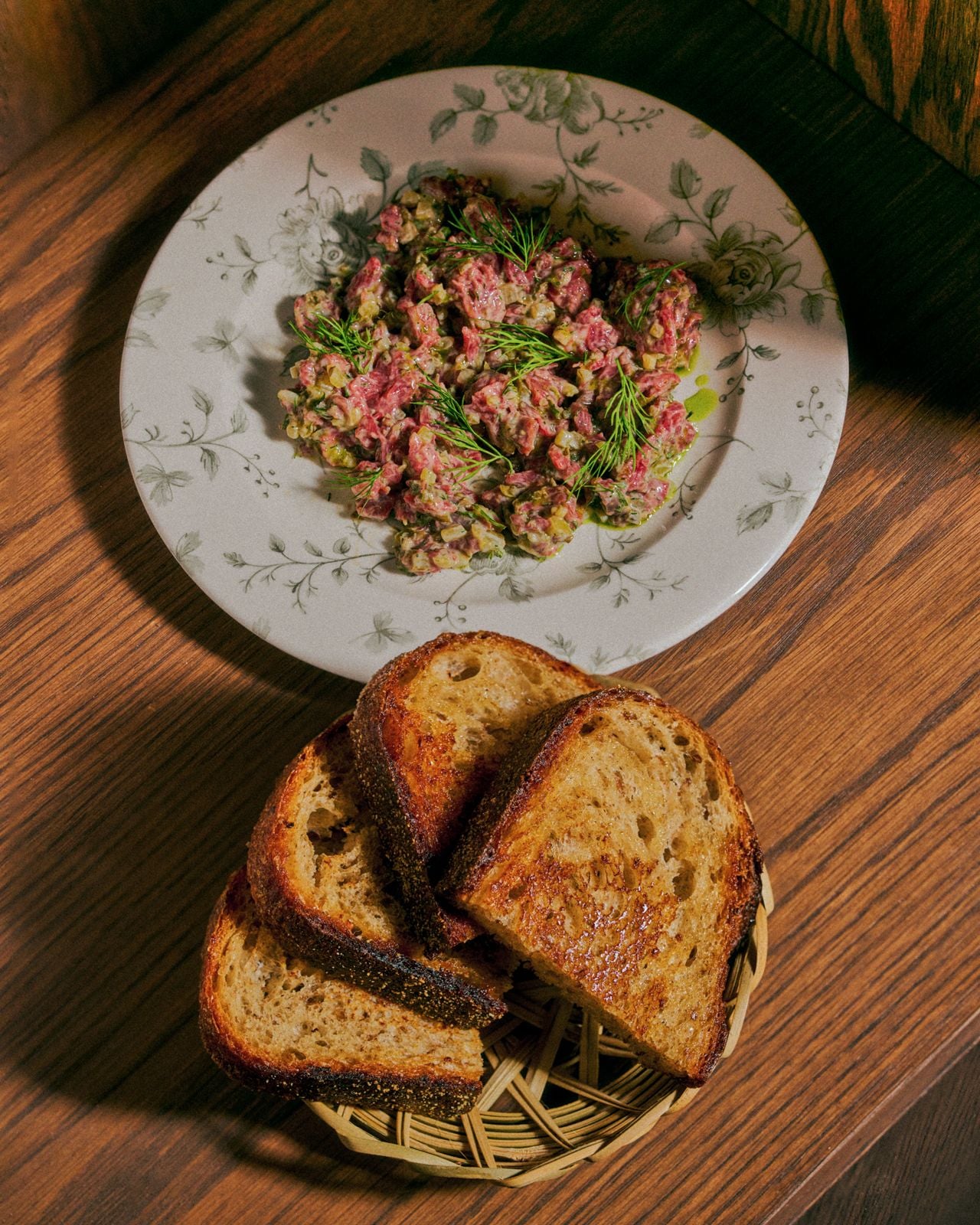 Steak tartare with toasted bread