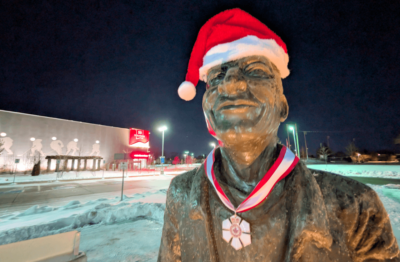 The Gretzky statues in Brantford got a mysterious MAGA makeover