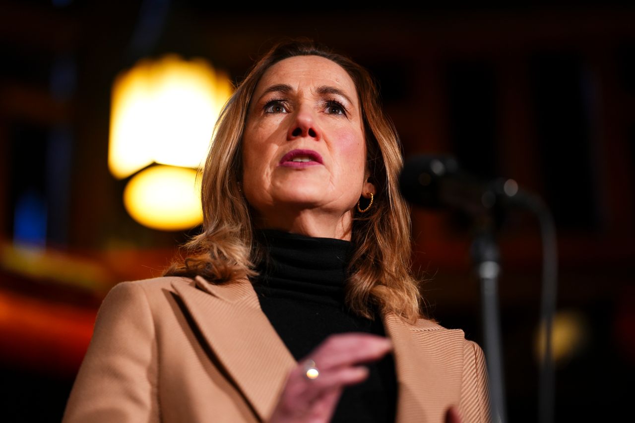 Who will replace Kirsten Hillman?