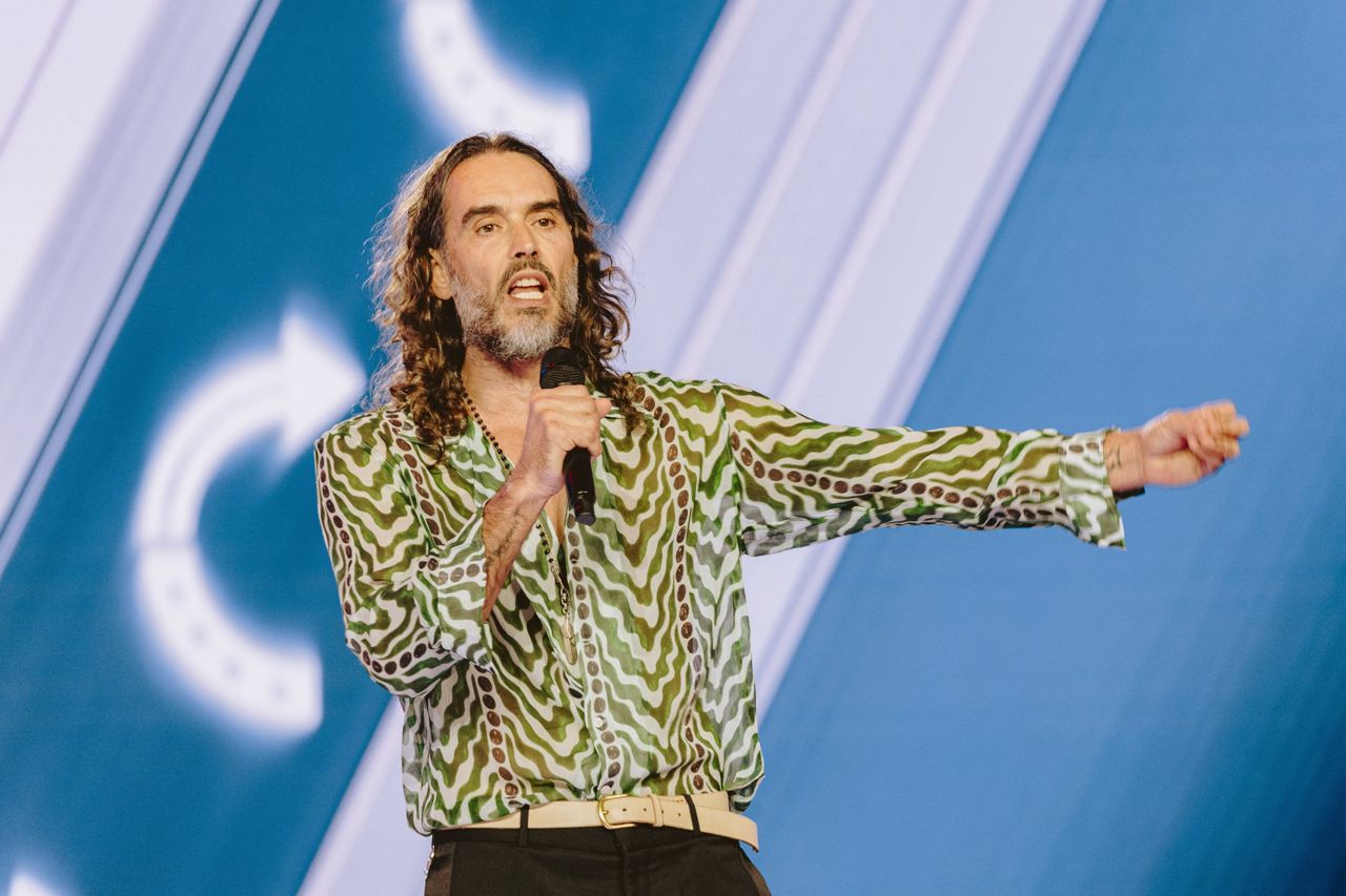 Russell Brand is trashing Justin Trudeau