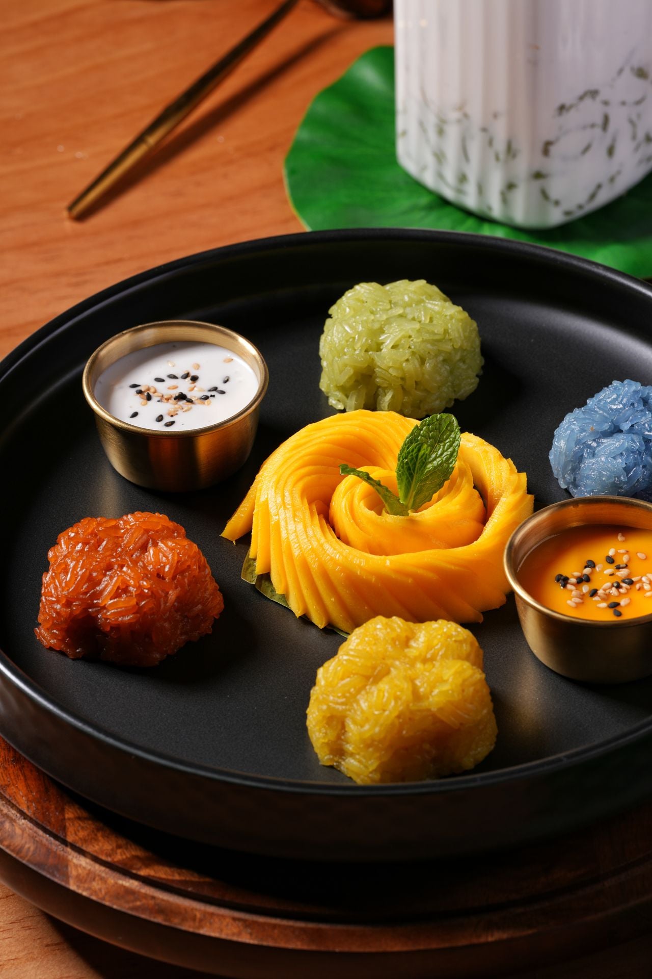 An appetizer plate at Pii Nong Thai