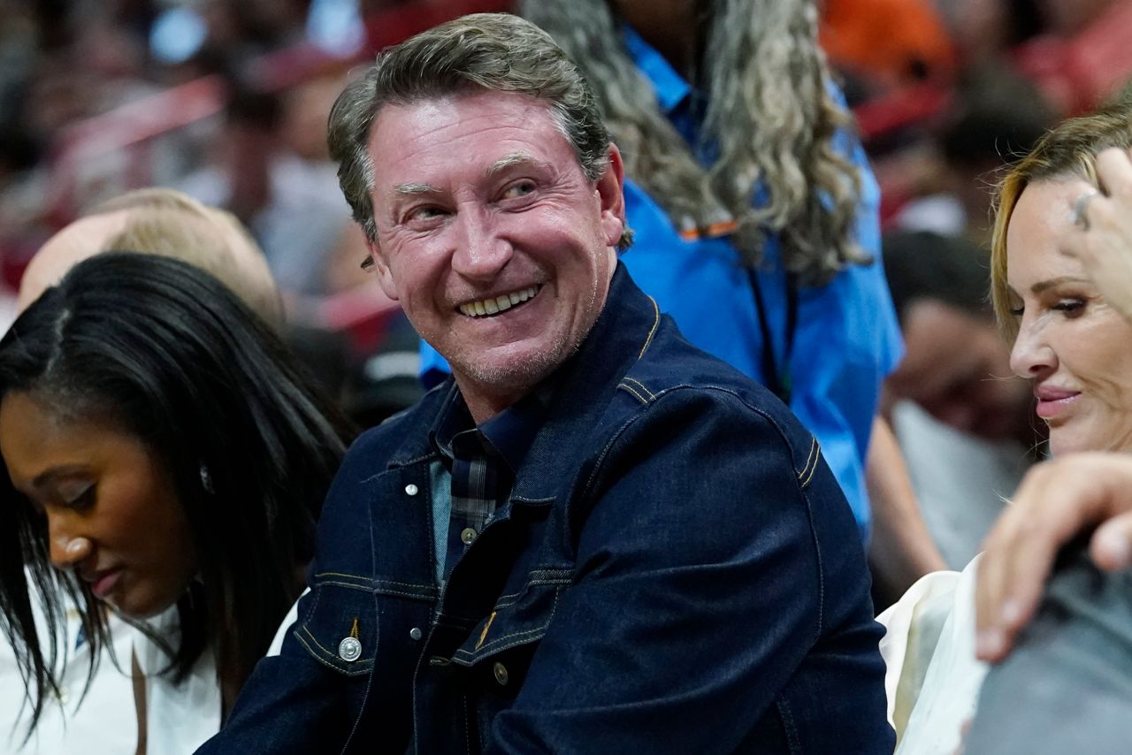 Swearing that he's a "true Canadian," Wayne Gretzky is cheering for Canada in the Olympics