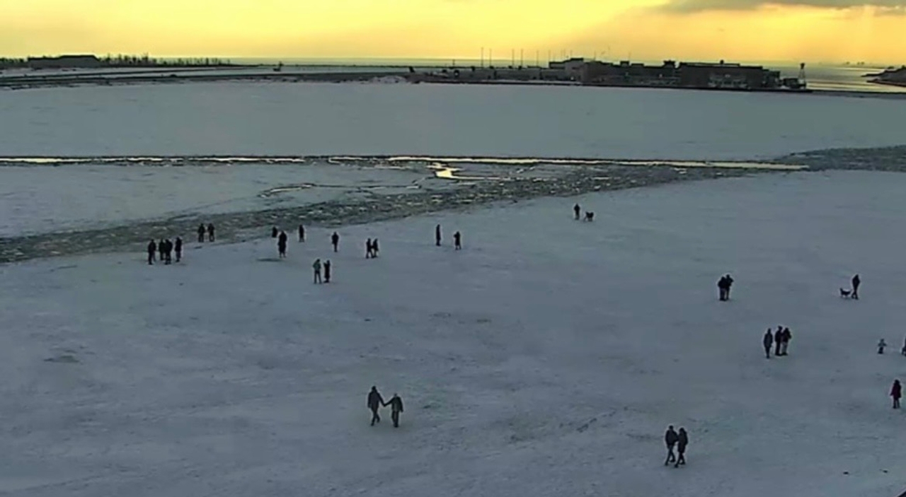 Please don't walk on the Toronto Harbour ice
