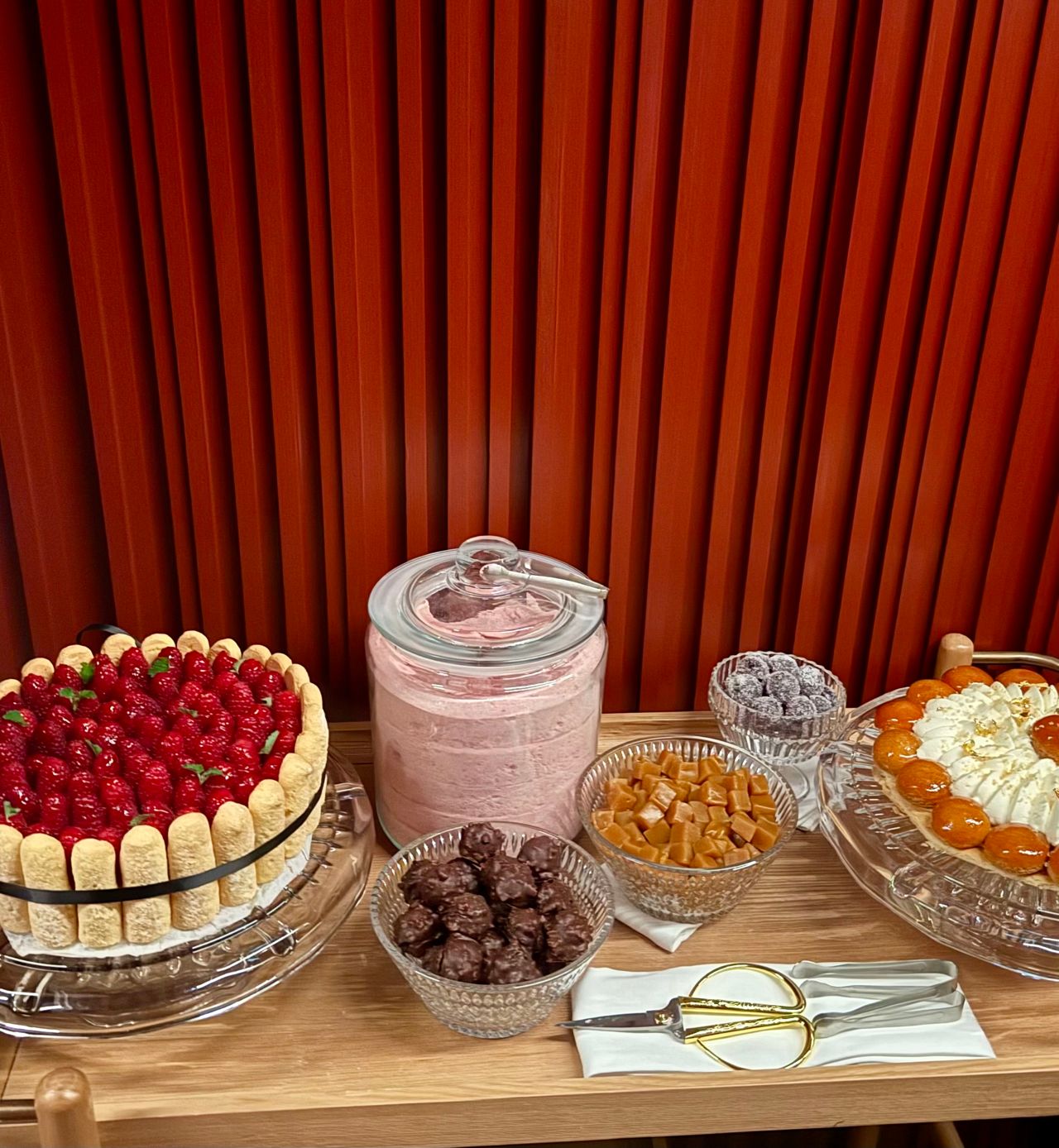 A dessert cart