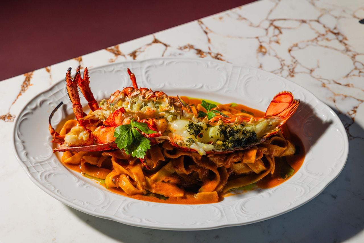 Centred around half of an east coast lobster, the linguine all’argosta features fettuccine coated in a spicy lobster rosé bisque sauce