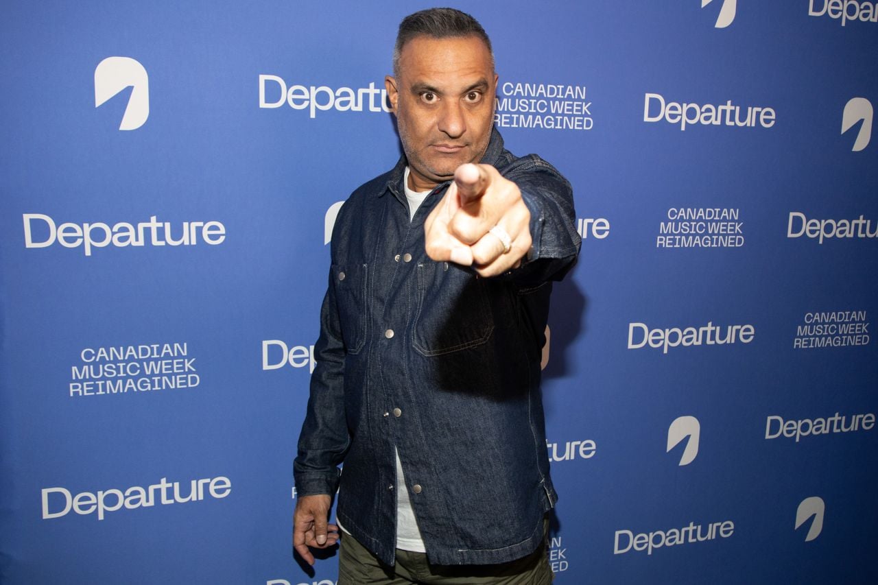 Russell Peters points at the camera at Canadian Music Week